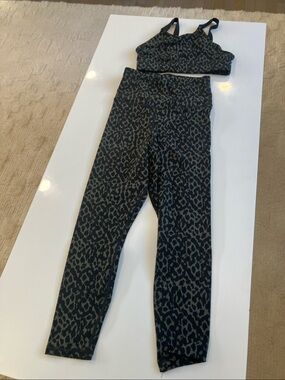 dk active Girls' Leopard Print Leggings & Sports Bra Set - Black & Gray